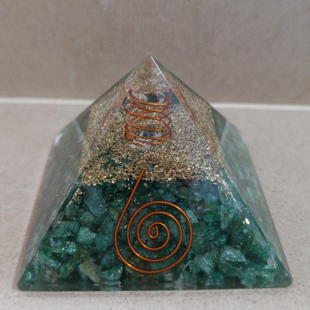Pirámide de orgonita con Cuarzo verde