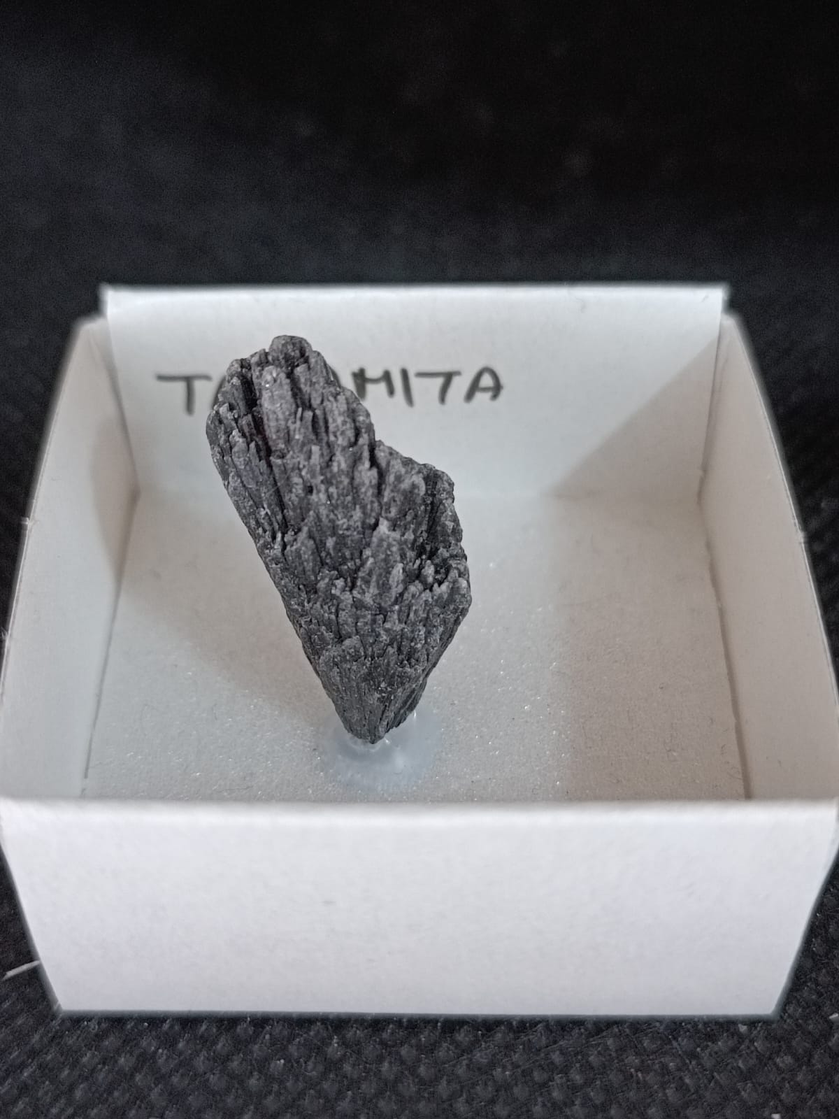 Mineral de colección Taramita (Cianita negra o escoba de bruja)
