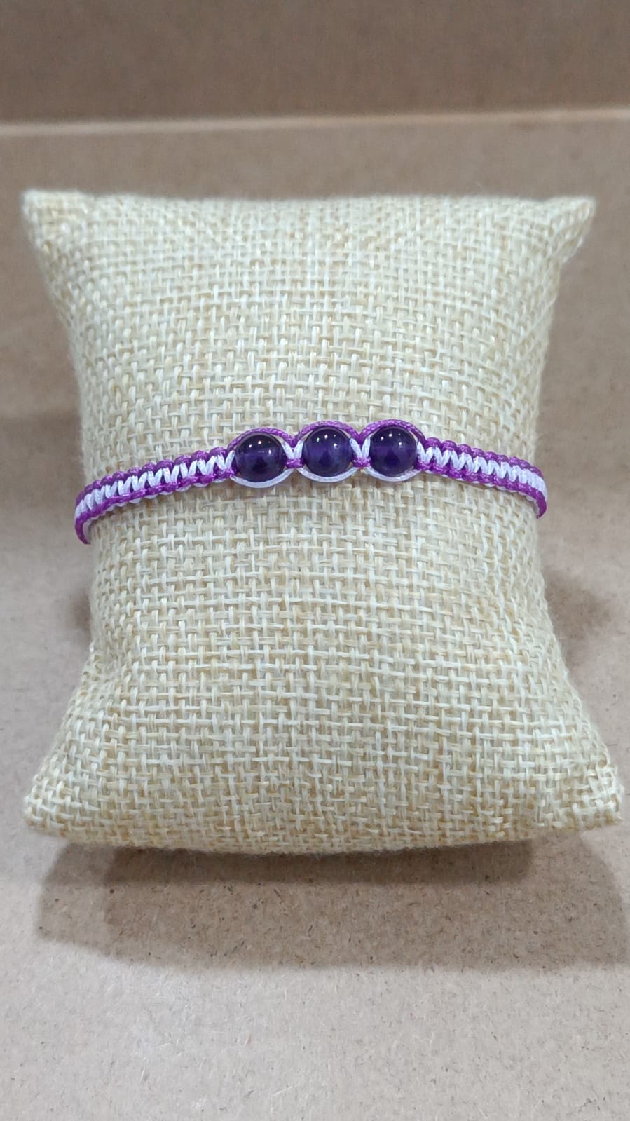 Pulsera de macramé y minerales (3 bolas)