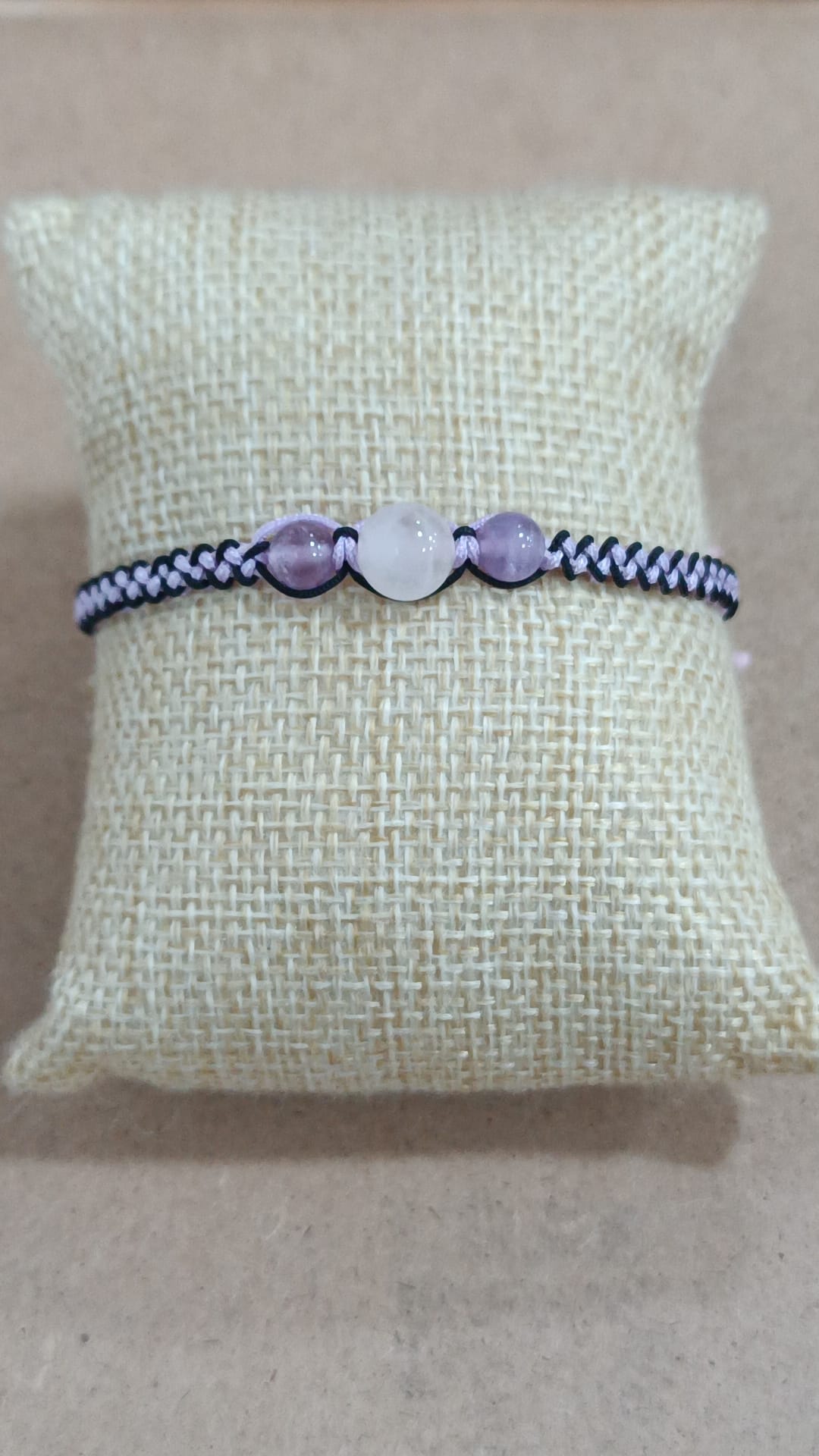 Pulsera de macramé y minerales (3 bolas)