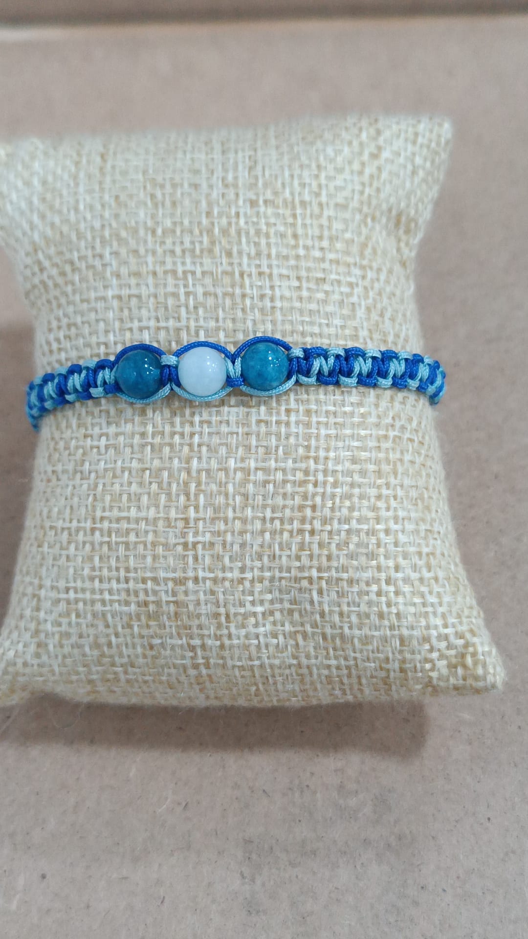 Pulsera de macramé y minerales (3 bolas)