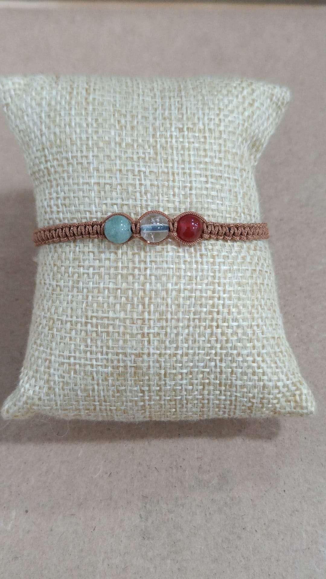 Pulsera de macramé y minerales (3 bolas)