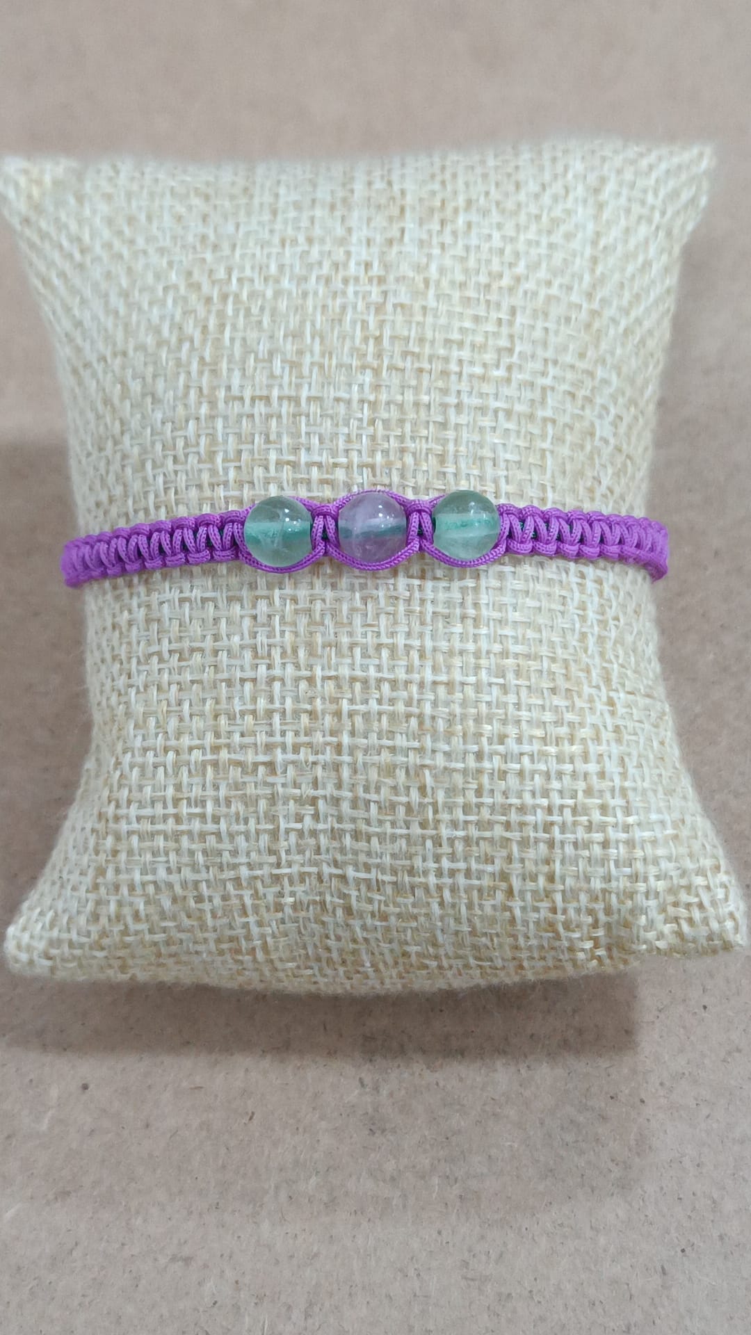 Pulsera de macramé y minerales (3 bolas)