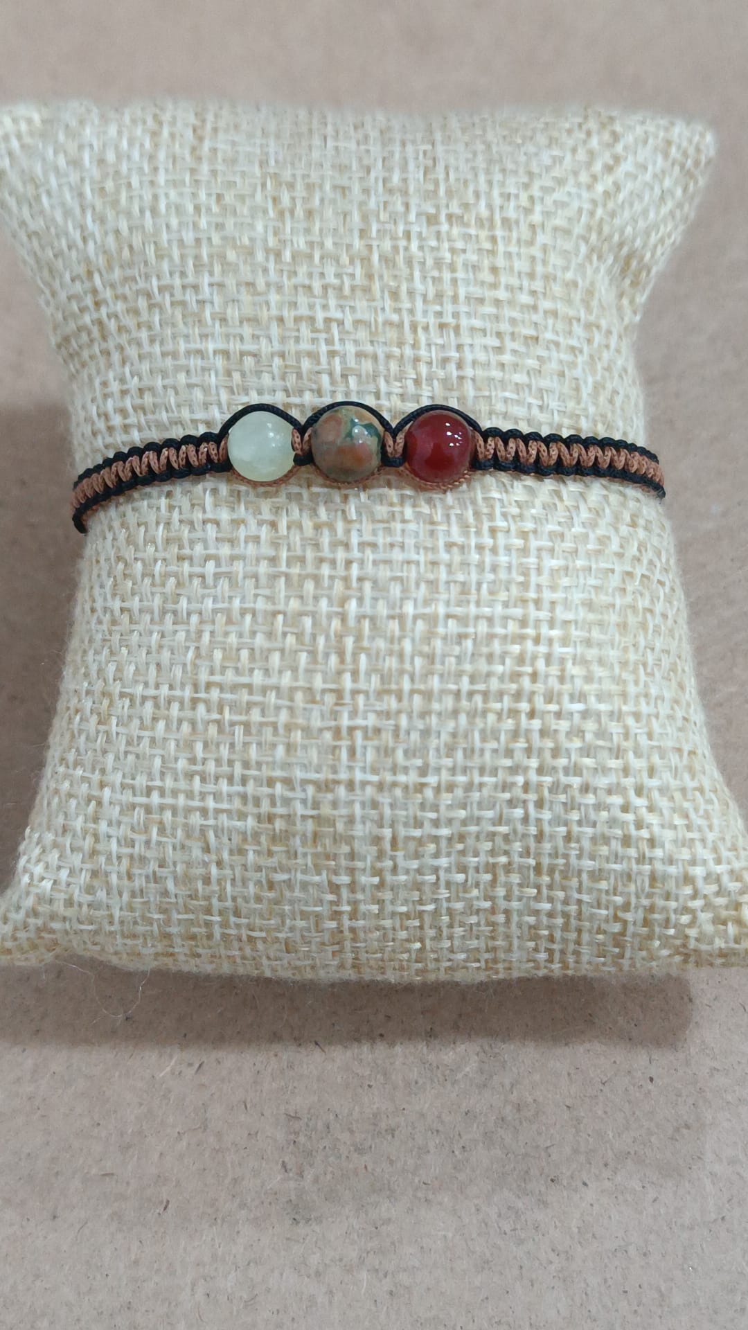 Pulsera de macramé y minerales (3 bolas)