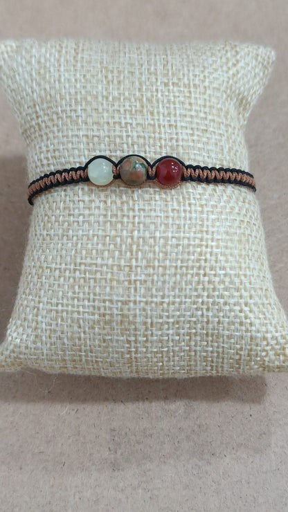 Pulsera de macramé y minerales (3 bolas)