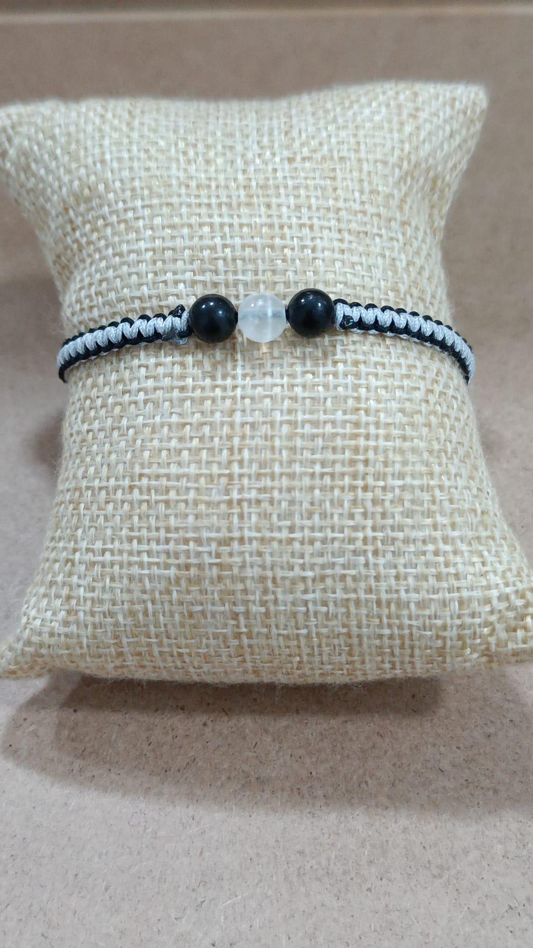 Pulsera de macramé y minerales (3 bolas)