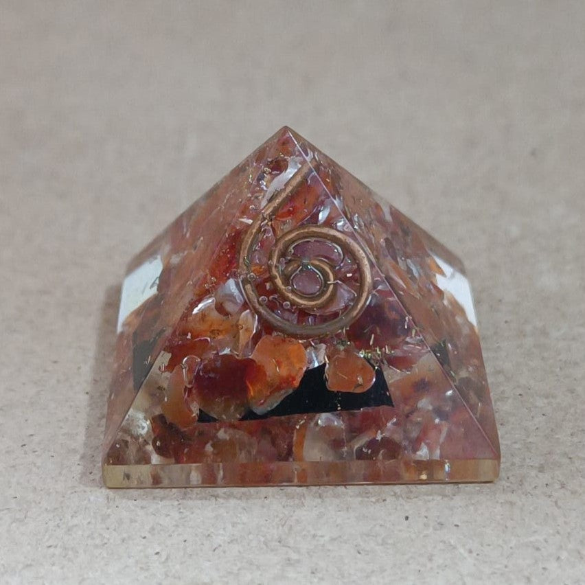 Pirámide de orgonita con Carneola