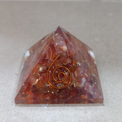 Pirámide de orgonita con Carneola