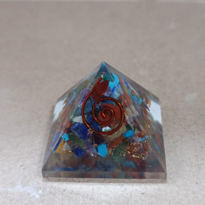 Pirámide de orgonita con los 7 chakras