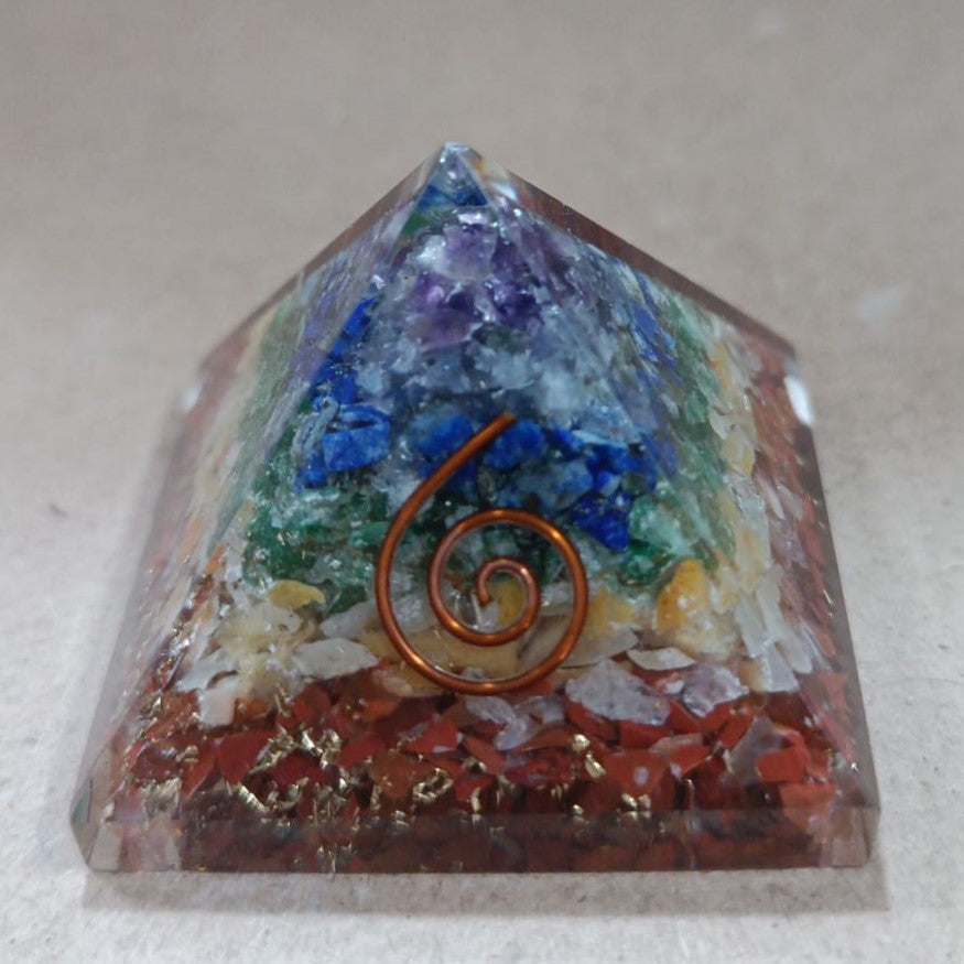 Pirámide de orgonita con los 7 chakras