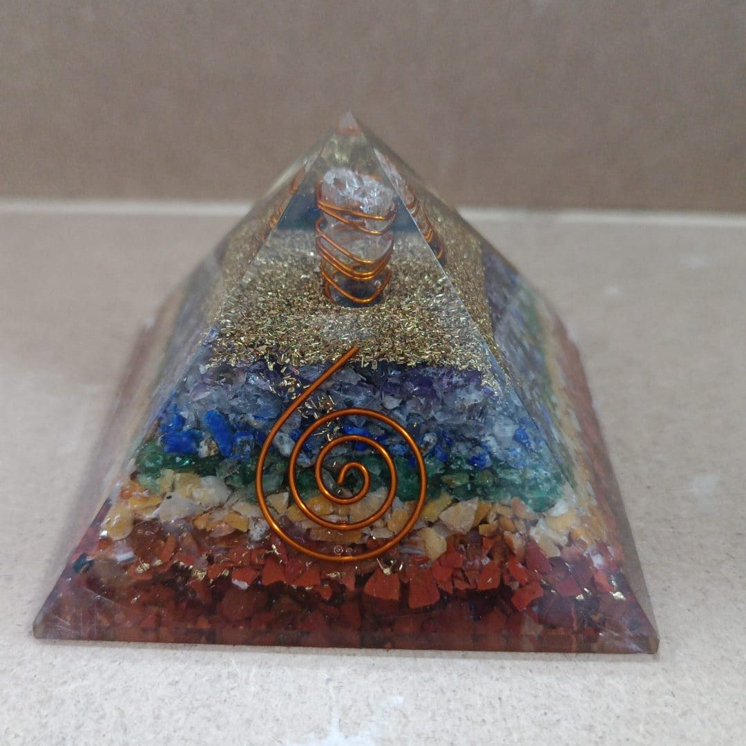Pirámide de orgonita con los 7 chakras