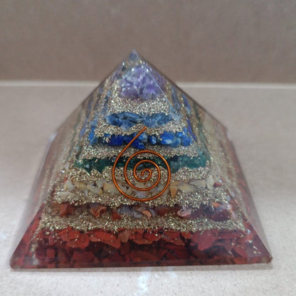 Pirámide de orgonita con los 7 chakras