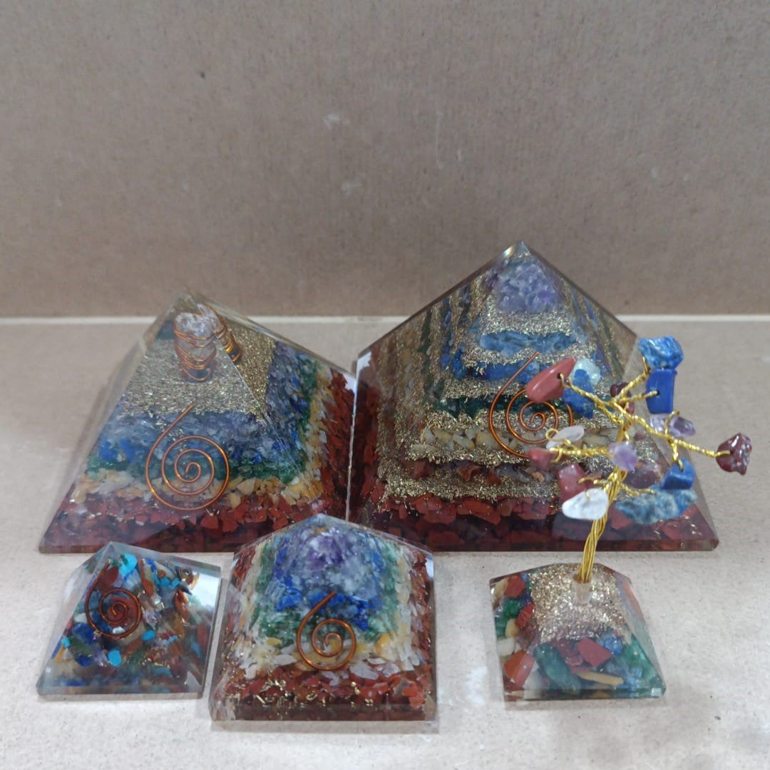 Pirámide de orgonita con los 7 chakras