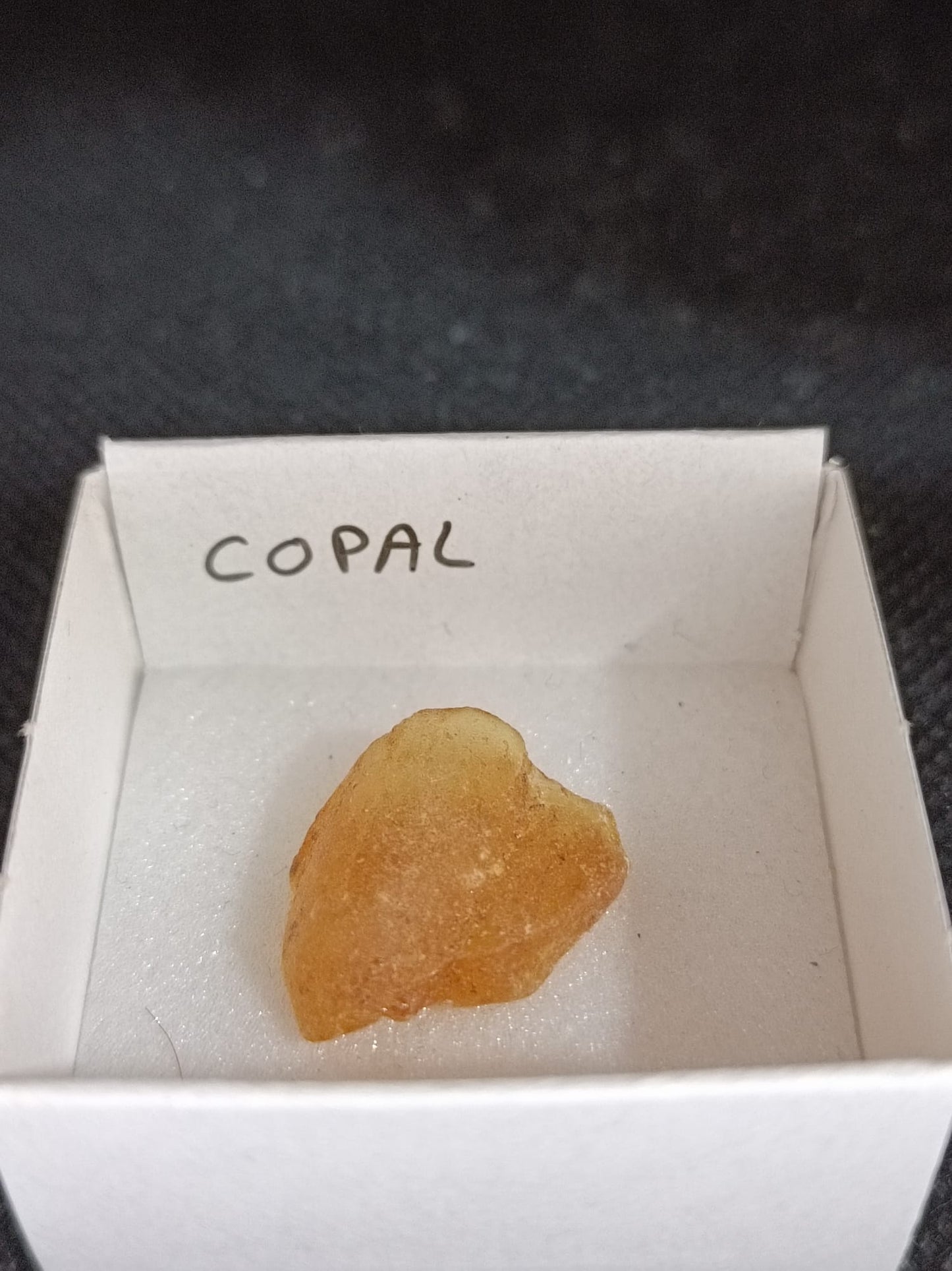 Mineral de colección Copal