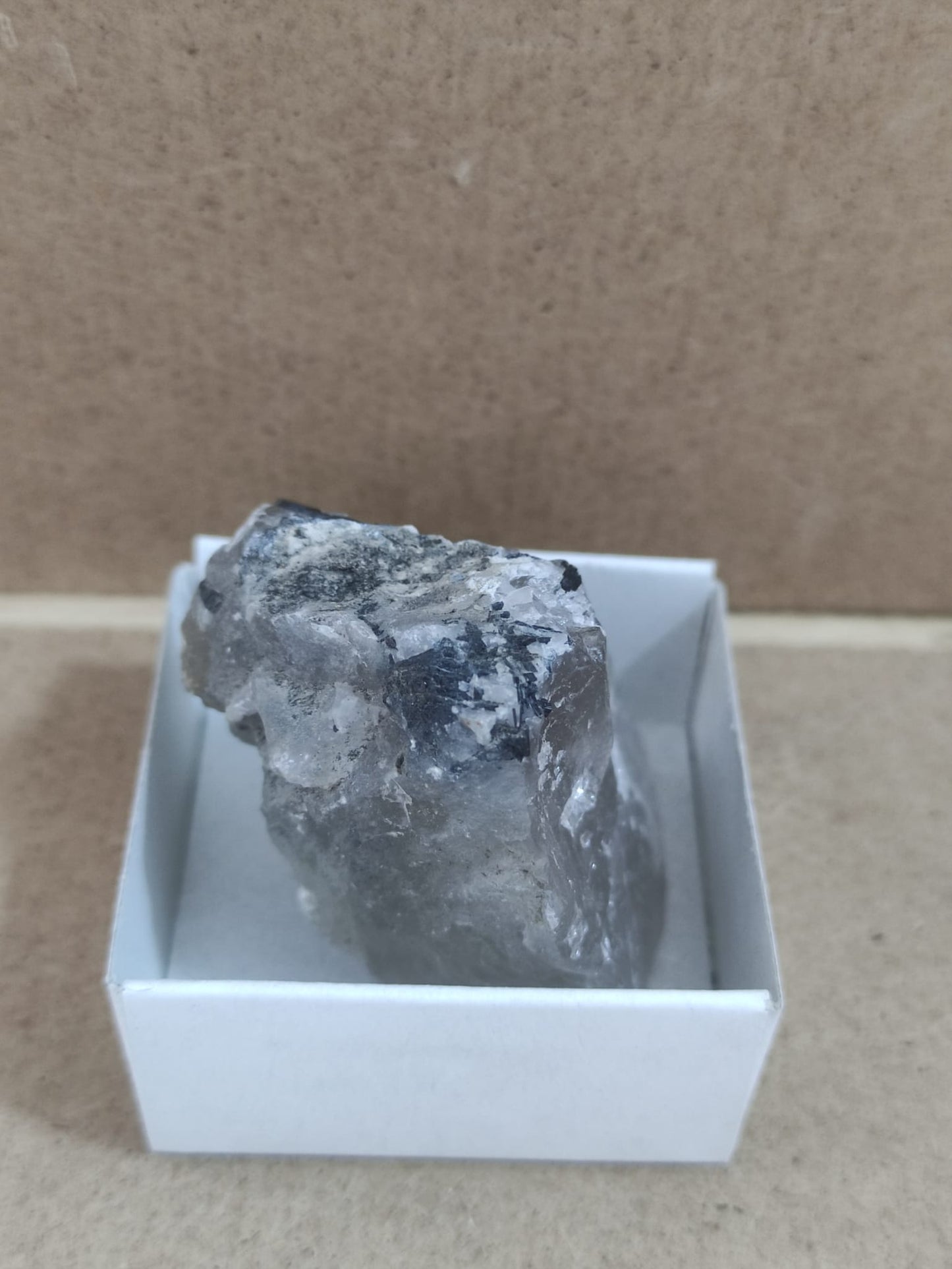 Mineral de colección Cuarzo con turmalina