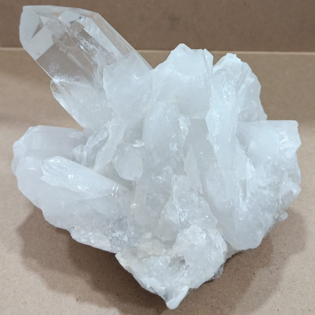 Masivo de Cuarzo cristal (formación en punta natural)