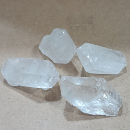 Masivo de Cuarzo cristal (formación en punta natural)