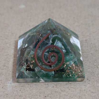 Pirámide de orgonita con Cuarzo verde