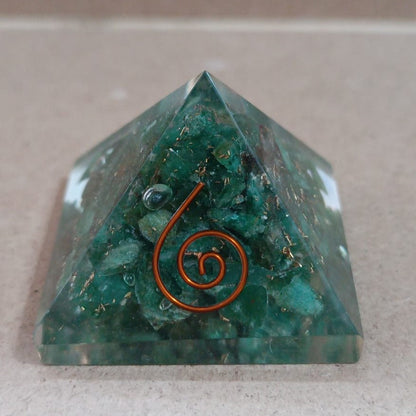 Pirámide de orgonita con Cuarzo verde