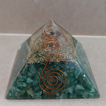 Pirámide de orgonita con Cuarzo verde