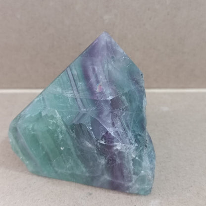 Punta semi-pulida de Fluorita irisada