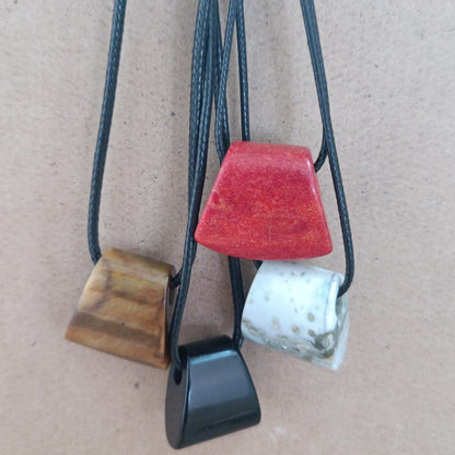 Colgante con agujero variado hacha