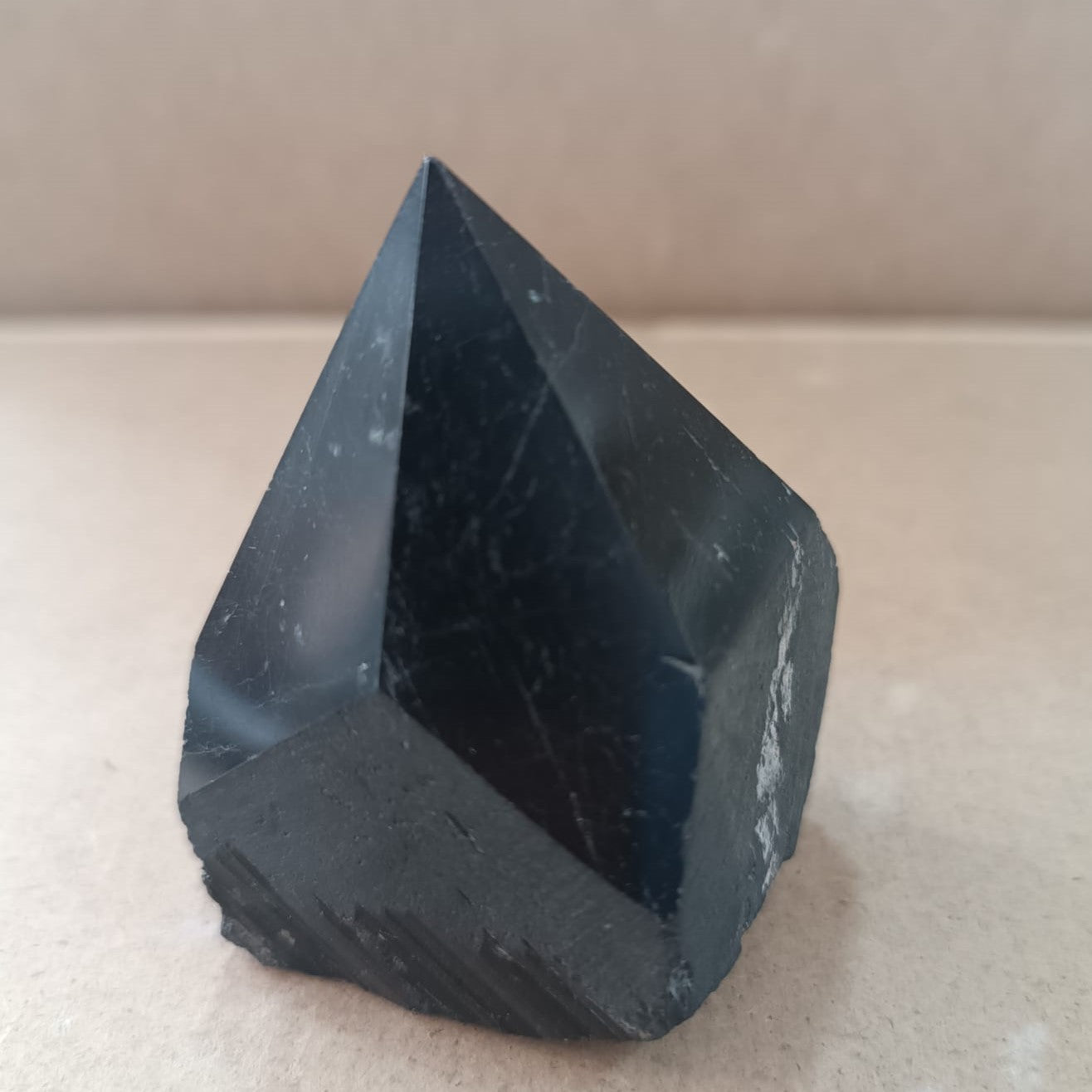 Punta semi-pulida de Turmalina negra