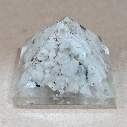 Pirámide de orgonita con Piedra luna