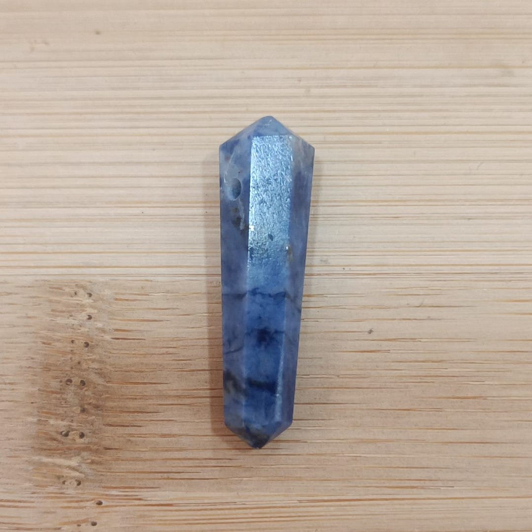 Colgante con agujero variado biterminado