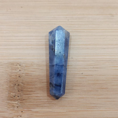 Colgante con agujero variado biterminado