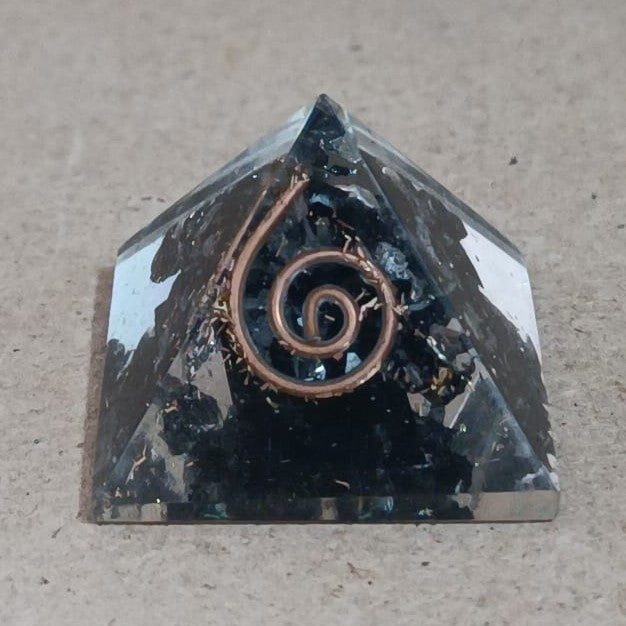 Pirámide de orgonita con Turmalina negra