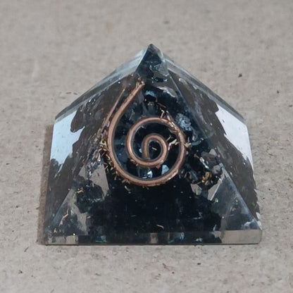 Pirámide de orgonita con Turmalina negra
