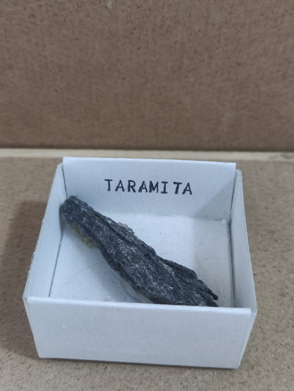 Mineral de colección Taramita (Cianita negra o escoba de bruja)